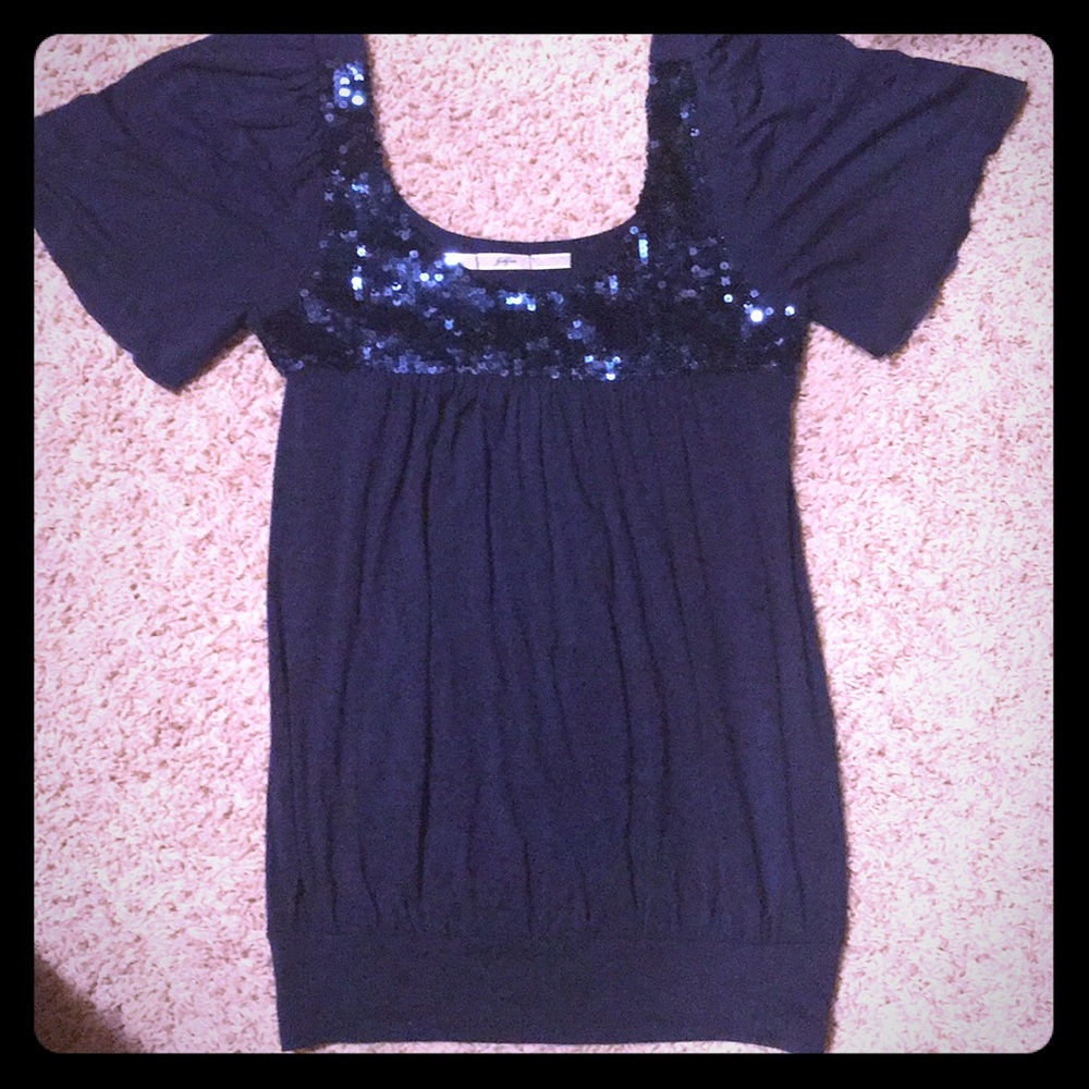 Party shirt. Scoop neck, sequin detail. Dark blue